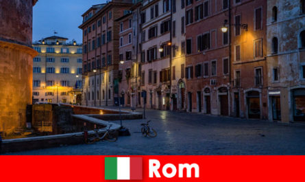Viaje corto para turistas en otoño a Roma Italia a los lugares más bellos