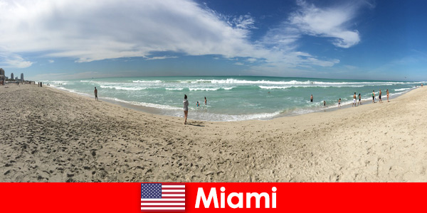 Los viajeros jóvenes encuentran el cálido Miami Estados Unidos emocionante, moderno y único
