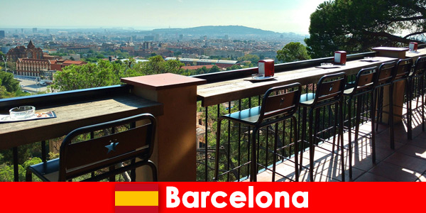 Puro estilo de gran ciudad para los visitantes de Barcelona, ​​España, con bares, restaurantes y la escena artística
