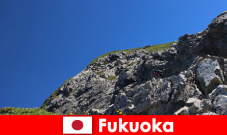 Viaje de aventura a las montañas en Fukuoka Japón para turistas deportivos extranjeros