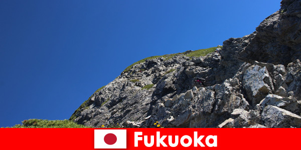 Viaje de aventura a las montañas en Fukuoka Japón para turistas deportivos extranjeros