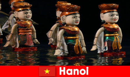 Actuaciones conocidas en el teatro de marionetas de agua inspiran a extraños en Hanoi, Vietnam