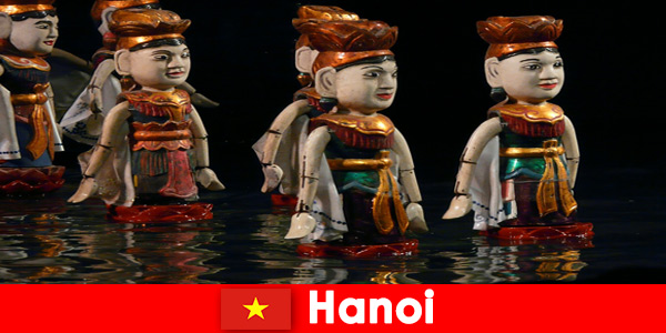 Actuaciones conocidas en el teatro de marionetas de agua inspiran a extraños en Hanoi, Vietnam