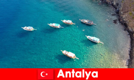 Los turistas utilizan el último tiempo del sol para unas vacaciones en Antalya Turquía