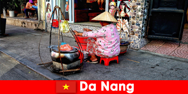 Extraños se sumergen en el mundo de la cocina callejera de Da Nang Vietnam