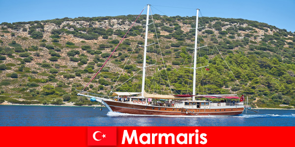 Viaje de vacaciones para turistas jóvenes con populares recorridos en barco en Marmaris Turquía