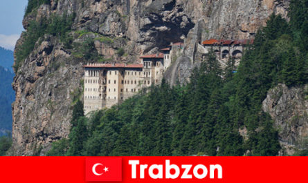 Las ruinas del antiguo monasterio en Trabzon Turquía invitan a turistas curiosos a visitar