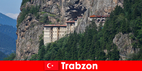 Las ruinas del antiguo monasterio en Trabzon Turquía invitan a turistas curiosos a visitar