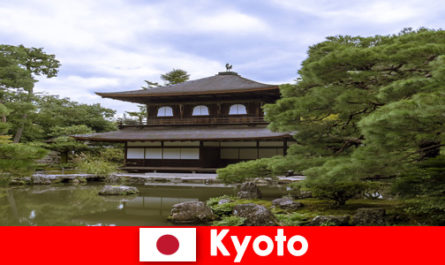 Tiendas originales con artesanías antiguas para turistas en Kyoto Japón