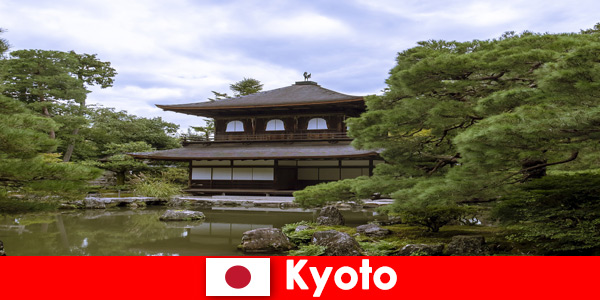 Tiendas originales con artesanías antiguas para turistas en Kyoto Japón