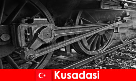 Los turistas aficionados visitan el museo al aire libre de locomotoras antiguas en Kusadasi Turquía