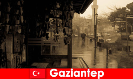 Los turistas de placer descubren lugares para comer y beber en Turquía Gaziantep