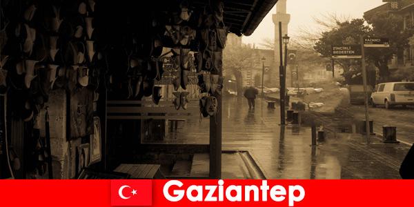 Los turistas de placer descubren lugares para comer y beber en Turquía Gaziantep