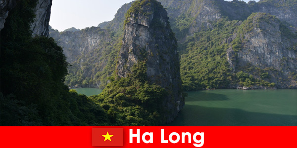 Excursiones emocionantes y espeleología para vacacionistas en Ha Long Vietnam