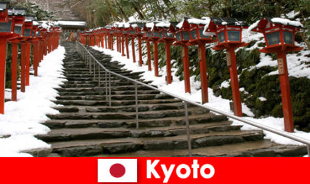 Hermoso paisaje invernal en Kyoto Japón para vacacionistas de spa