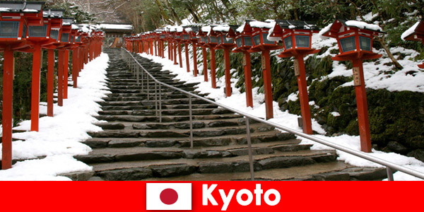 Hermoso paisaje invernal en Kyoto Japón para vacacionistas de spa