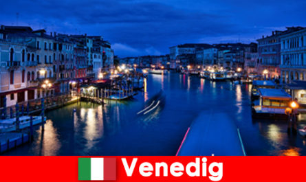 Italia Venecia Mujeres apasionadas como compañeras de viaje en atractivos paseos en barco
