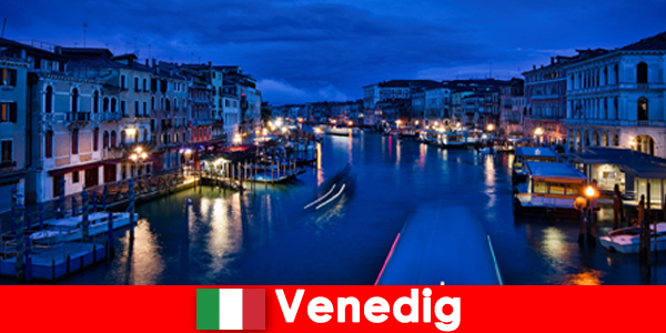 Italia Venecia Mujeres apasionadas como compañeras de viaje en atractivos paseos en barco