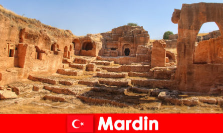 Antiguos monasterios e iglesias para tocar para extraños en Mardin Turquía