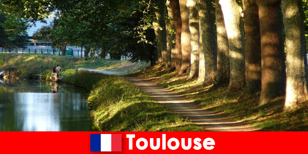 Descanso en la orilla para viajeros en Toulouse Francia