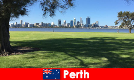 Viajes de aventura con amigos a través del paisaje urbano en Perth Australia