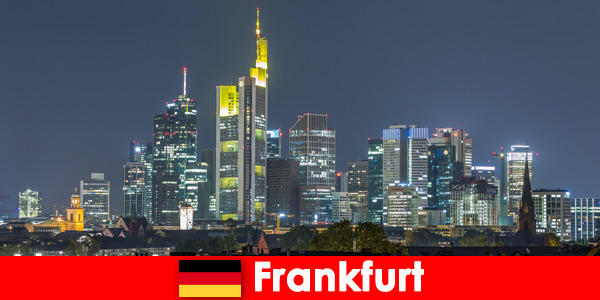 Populares calles comerciales en el centro de Frankfurt Alemania para los turistas
