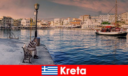 Turistas en Creta Grecia descubren deliciosas especialidades y estilo de vida