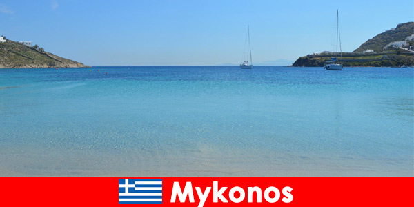 A los turistas les encanta el sol y el agua cristalina en Mykonos Grecia