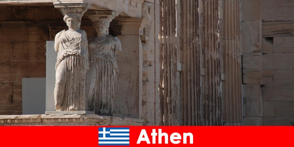 Estatuas de dioses y mitos deleitan a los turistas en Atenas Grecia