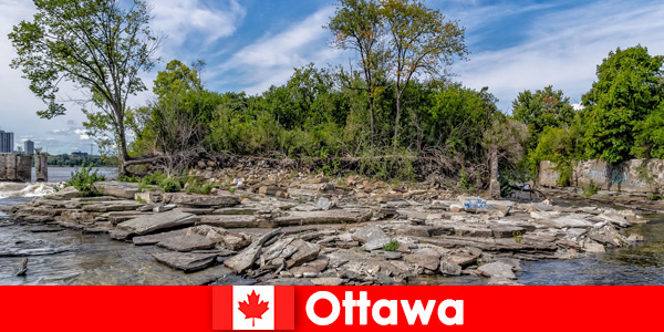 Los turistas extranjeros disfrutan del hermoso paisaje en Ottawa Canadá