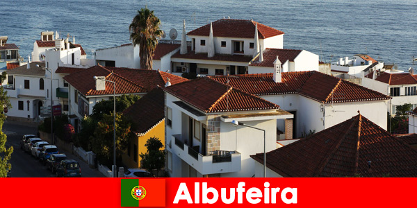 Destino de vacaciones popular en Europa es Albufeira en Portugal para todos los turistas