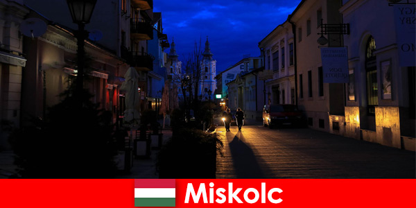 Los turistas siempre están felices de venir a Miskolc Hungría