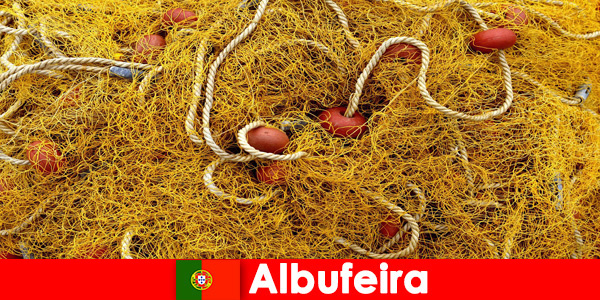 La localidad costera de Albufeira Portugal ofrece marisco fresco directamente de la parrilla