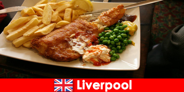 Los turistas cenan tradicional y nacionalmente en Liverpool, Inglaterra