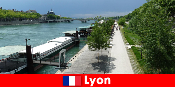 Explorar la ciudad en bicicleta por la orilla del río en Lyon Francia
