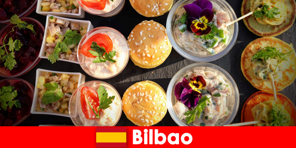 A los turistas les encantan los deliciosos aperitivos en cada esquina de Bilbao España