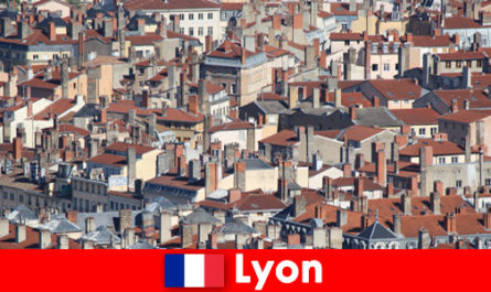 Los turistas enamorados están invitados a disfrutar de las delicias regionales en Lyon Francia