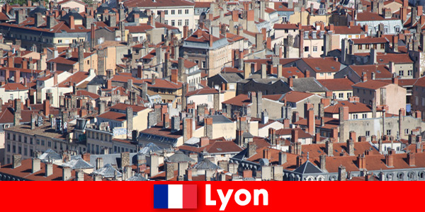 Los turistas enamorados están invitados a disfrutar de las delicias regionales en Lyon Francia