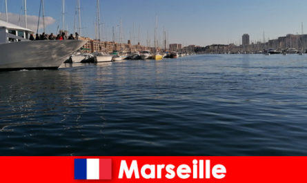 Deliciosa cocina mediterránea para que los turistas disfruten en el Puerto de Marsella Francia