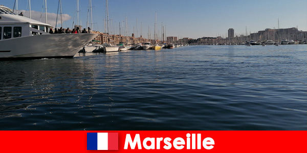 Deliciosa cocina mediterránea para que los turistas disfruten en el Puerto de Marsella Francia