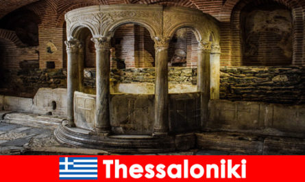 Los veraneantes en Tesalónica Grecia visitan las mezquitas, iglesias y monasterios