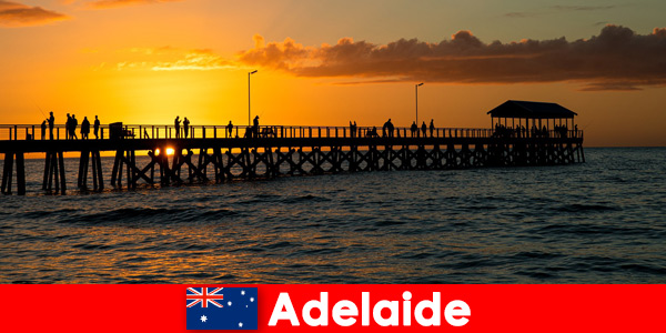 Miles de vacacionistas visitan la playa en Adelaide Australia