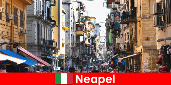 Pasear por el centro de Nápoles, Italia, es siempre pura alegría de vivir