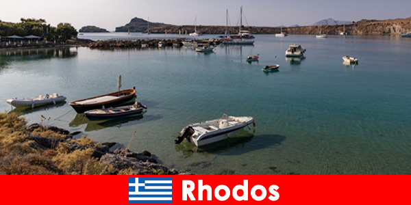 En Rodas Grecia con barcos en el ancho mar