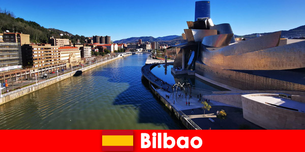Turistas explorando Bilbao España en bicicleta en verano