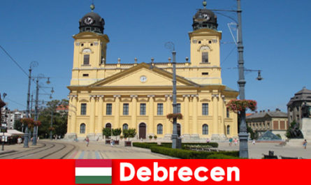 Los turistas descubren el arte y la historia en Debrecen Hungría