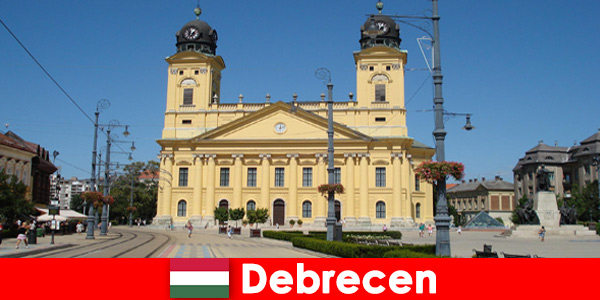 Los turistas descubren el arte y la historia en Debrecen Hungría