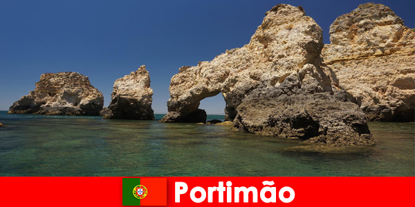 Vistas al mar y formaciones rocosas artísticas esperan a los turistas en Portimão Portugal