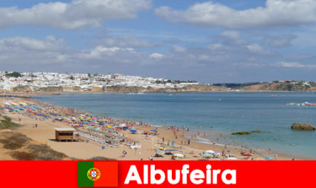 Los veraneantes en Albufeira Portugal experimentan la naturaleza, el mar y la buena comida