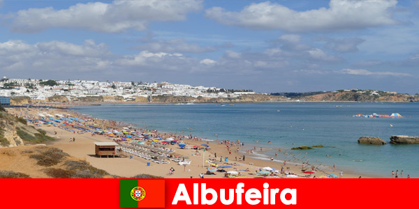 Los veraneantes en Albufeira Portugal experimentan la naturaleza, el mar y la buena comida
